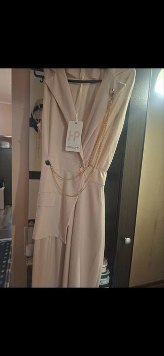 „Чисто нови елегантни дамски рокли размер M“