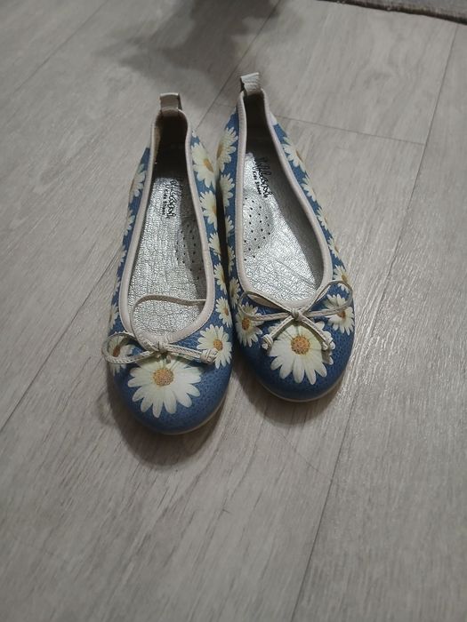 Отдаю  балетки с цветочным окрасом.