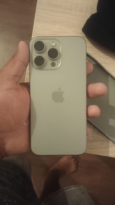 Vând iPhone 15 pro max silver 256gb
