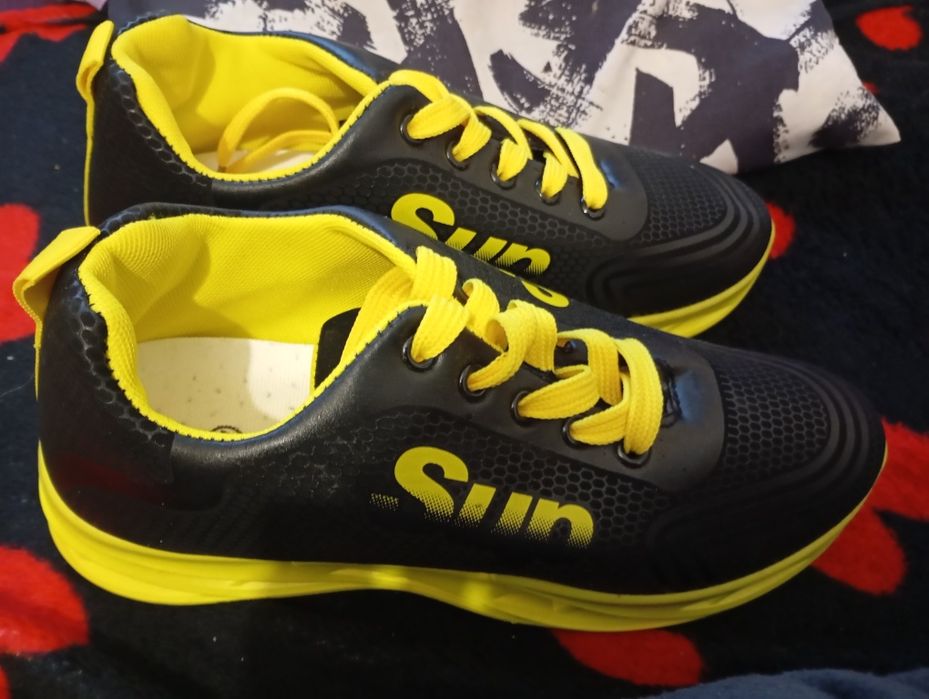 Adidași mărimea 40, corespunde 39
