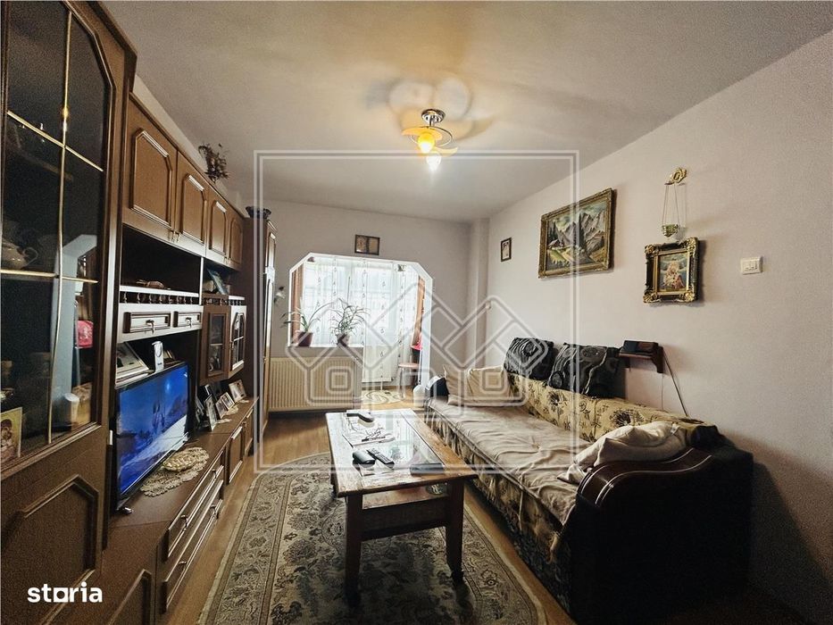 Ap decomandat, cu 2 camere, balcon, etaj intermediar - M. Viteazu