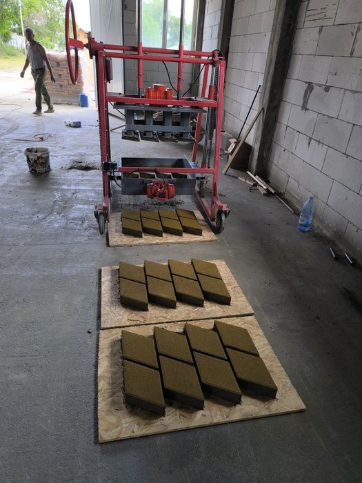 Presa mașină pavele oferta vacanta