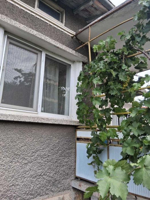 Продавам къща с двор гараж и стопанска постройка