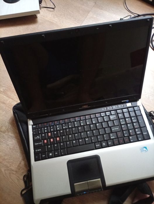 Vând laptop de piese