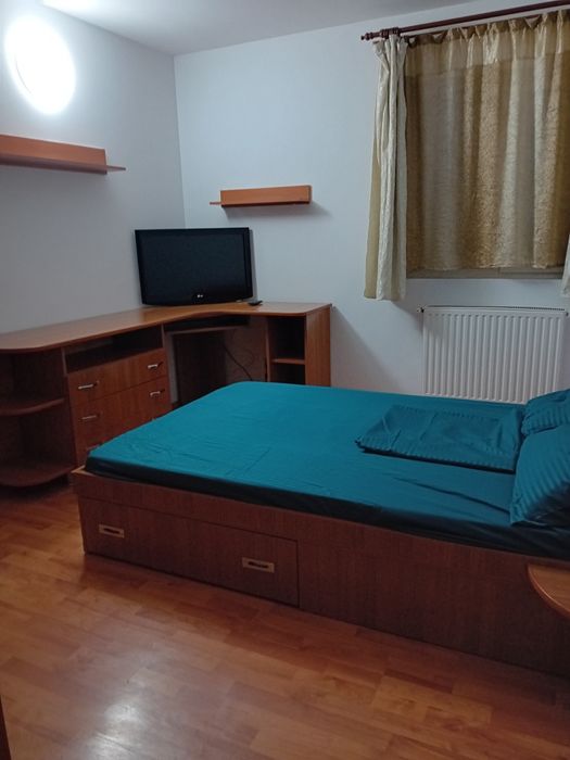 Închiriez apartament cu 3 camere