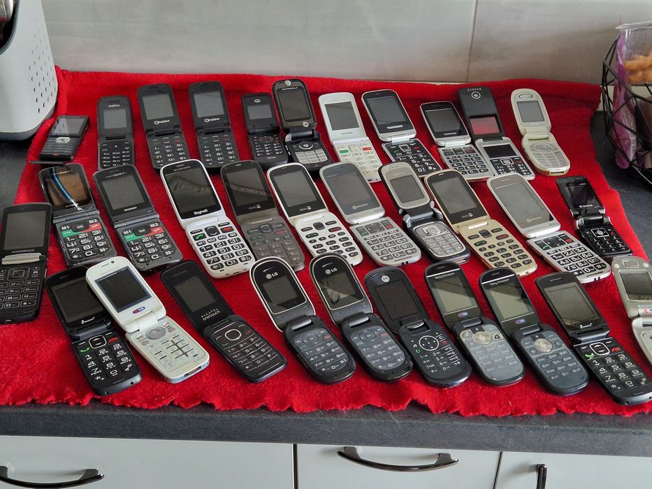Telefon cu clapeta  perfect funcțional.  Pret/ bucata si in funcție de model