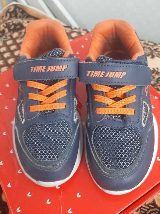 Спортивные кроссовки в школу