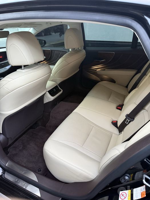 Lexus LS 350  idial holatda
