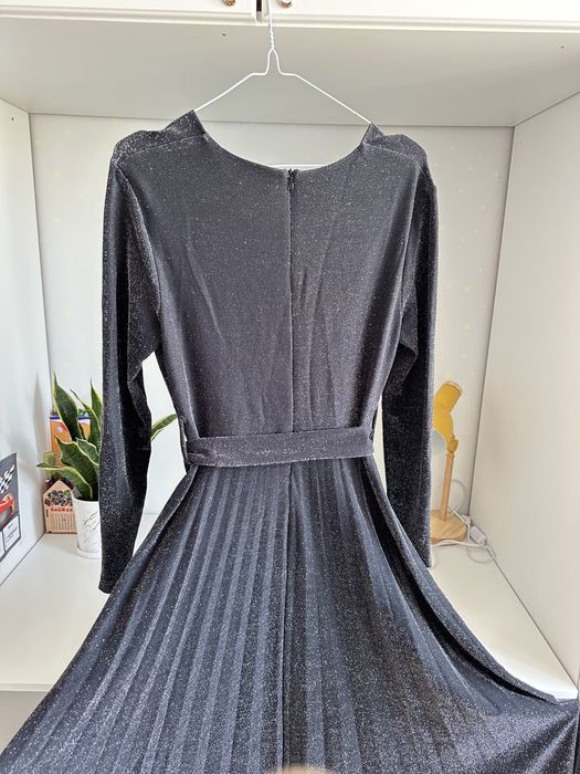 Продам платье размер 44-46 размер, одевала 1 раз.