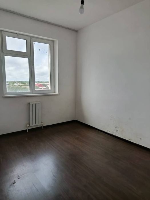 Peshku tumani markazida yangi qurilgan kvartira sotiladi