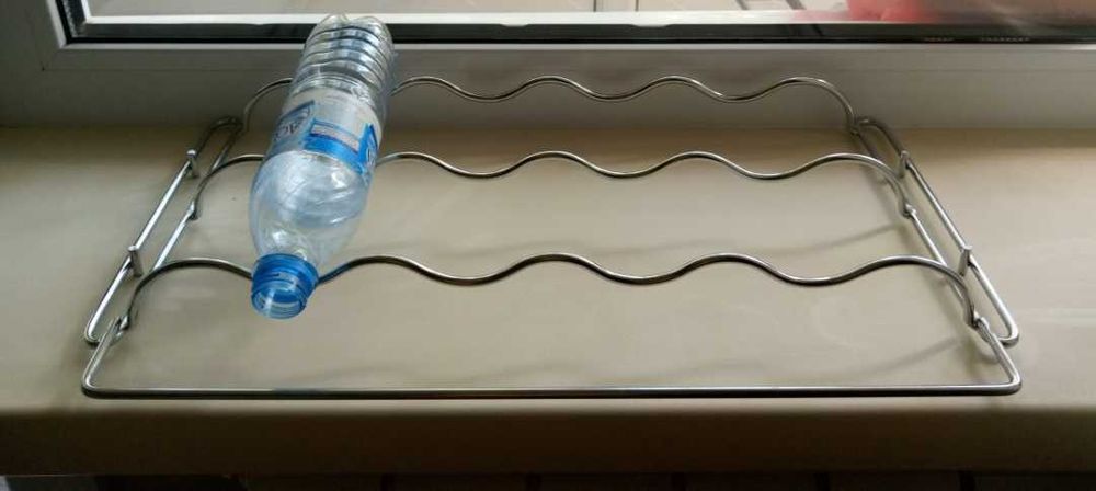 Металлическая полка для бутылок в холодильник.