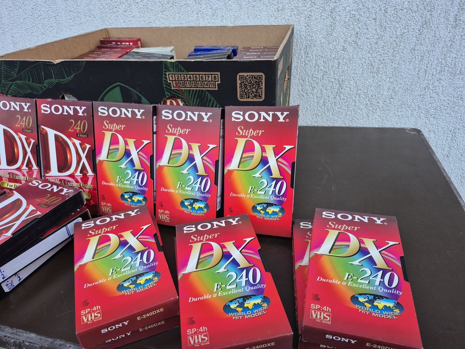 Vând lot 14 casete video VHS originale Sony, 240 minute cu filme

- 40