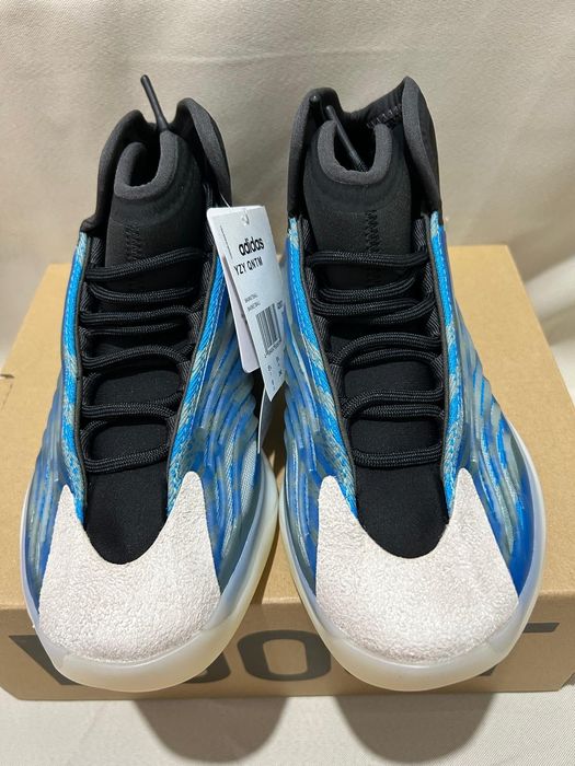 Yeezy Quantum noi cu eticheta