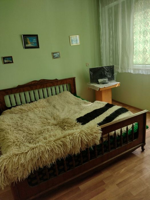 Вълнени одеяла, бели китеници и битови черги