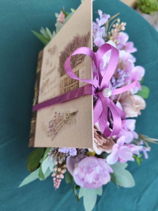 Аранжировка на цветя в кутия тип разтворена книга