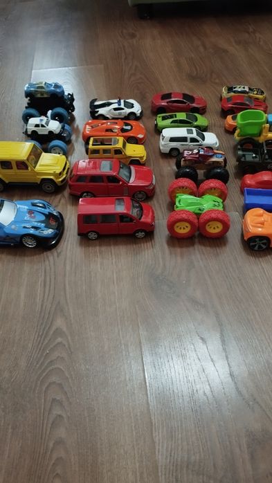 Продам машинки маленькие и средние
