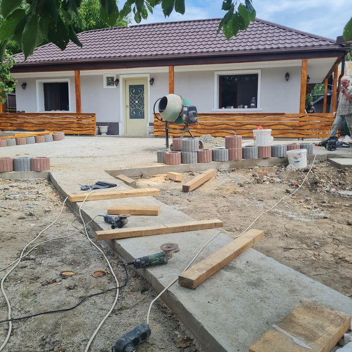 Reabilitam case batranesti, construim case pe structura de lemn si fier,  extinderi , mansardari.