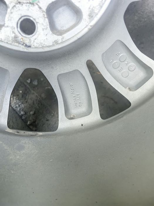 Продам алуминиева джанта 16 цола за Хондата CR-V с нова гума.