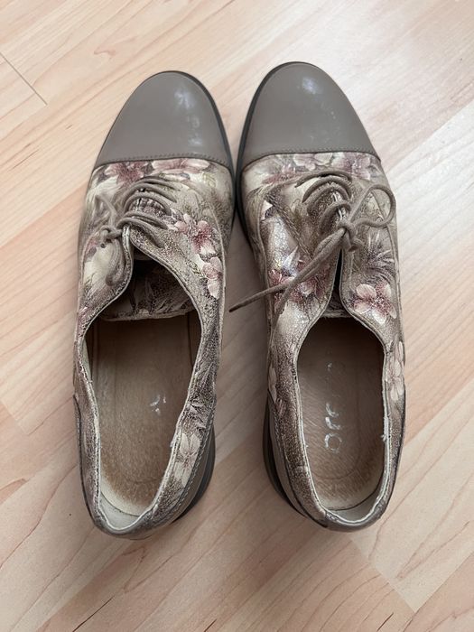 Pantofi de piele Prego cu model floral si snur