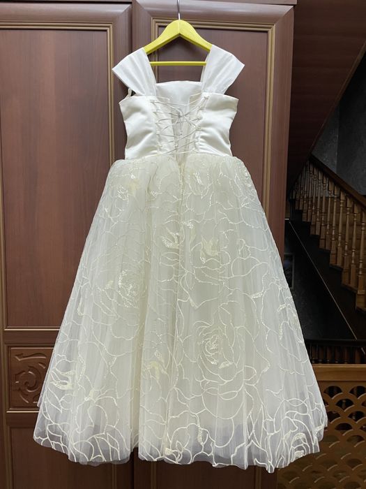 Нарядное платье для девочки на 5-7 лет