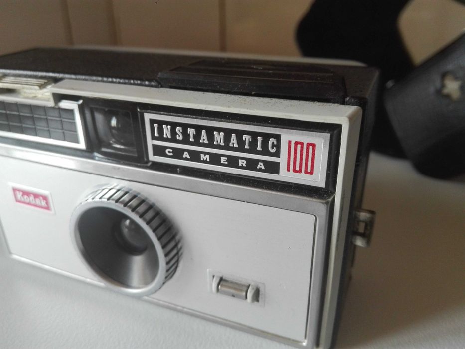 Фотоапарат KODAK , два свещника  и лот чуждестранни картички.