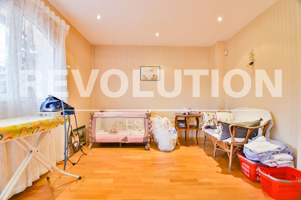 Дава се под наем Къща в София, Надежда 2 - 300 кв.м за 1785 € - Снимка #7