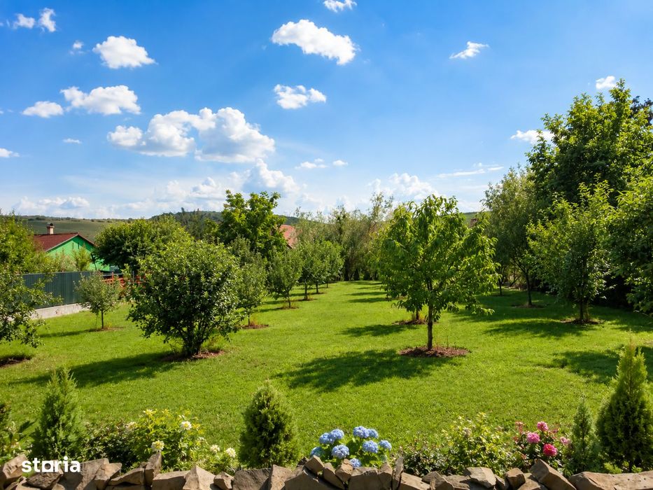 Casă deosebită cu garaj, pivniță si un teren de 1.779 mp,Câmpenița,