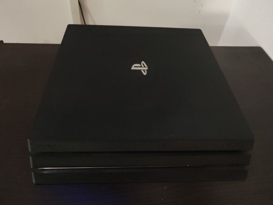 Vând PS4 Pro 1TB Neg