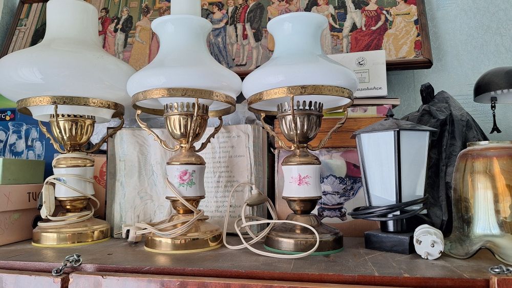 Продам люстры и настольные лампы