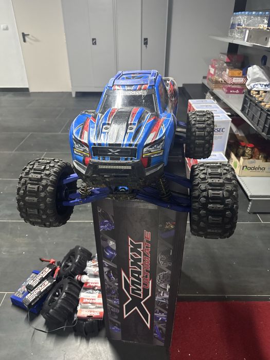 Traxxas X-Maxx Ultimate 8S + 2 LiPo 6700mAh + încărcător dual + roți paddle + WideMaxx