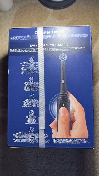 Nou ORAL B periuta dinti electrixa IO series 2 sensi 1 capat trusa