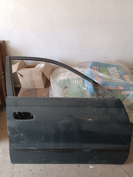 Продам передниюю правую дверь тойота карина е
