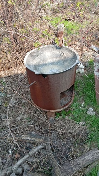 Качественный с толстым металлом очаг и казан