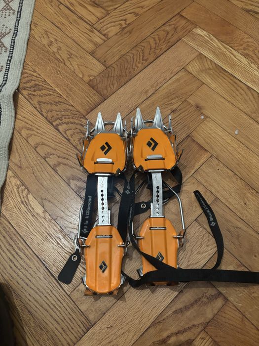 Coltari Black Diamon Sabertooth Pro, full automati, aproape noi