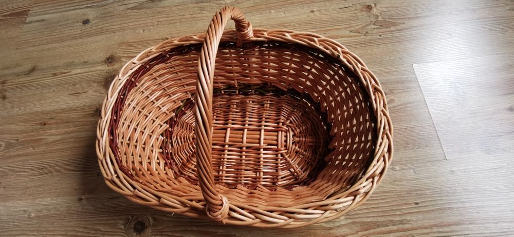 Cos impletit manual din nuiele