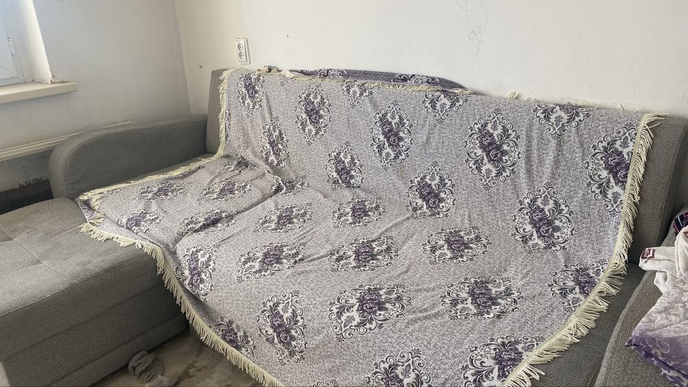 Диван очень хороший но требует химчистку , целый никаких дырок нету