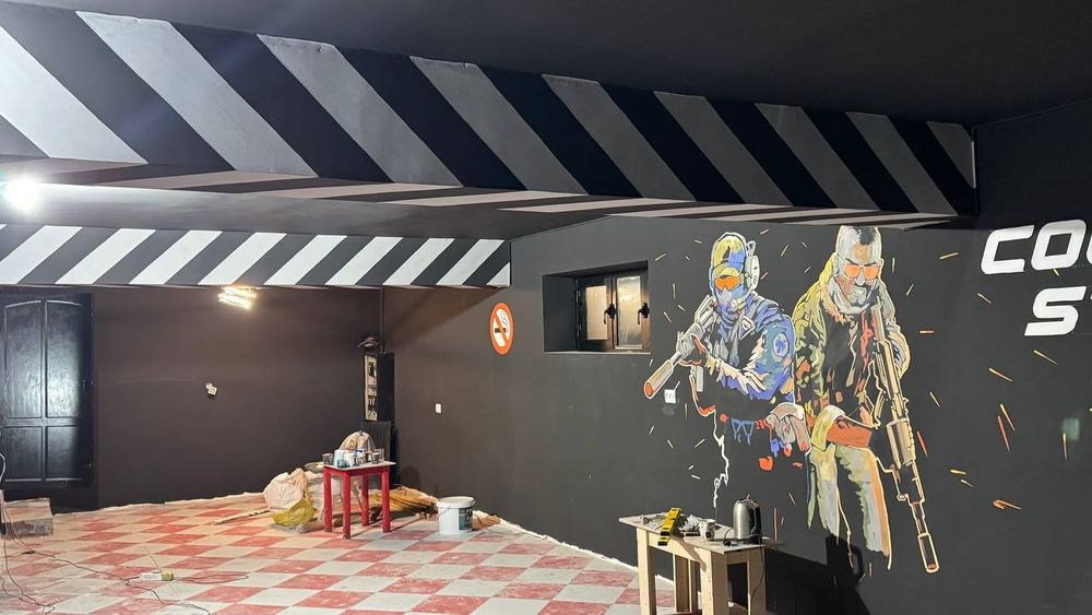 Rassom,  Художник, барелеф