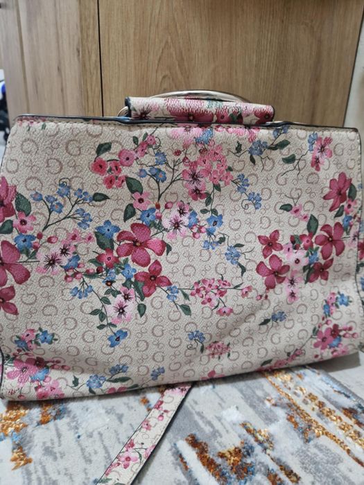 Страхотна чанта Guess