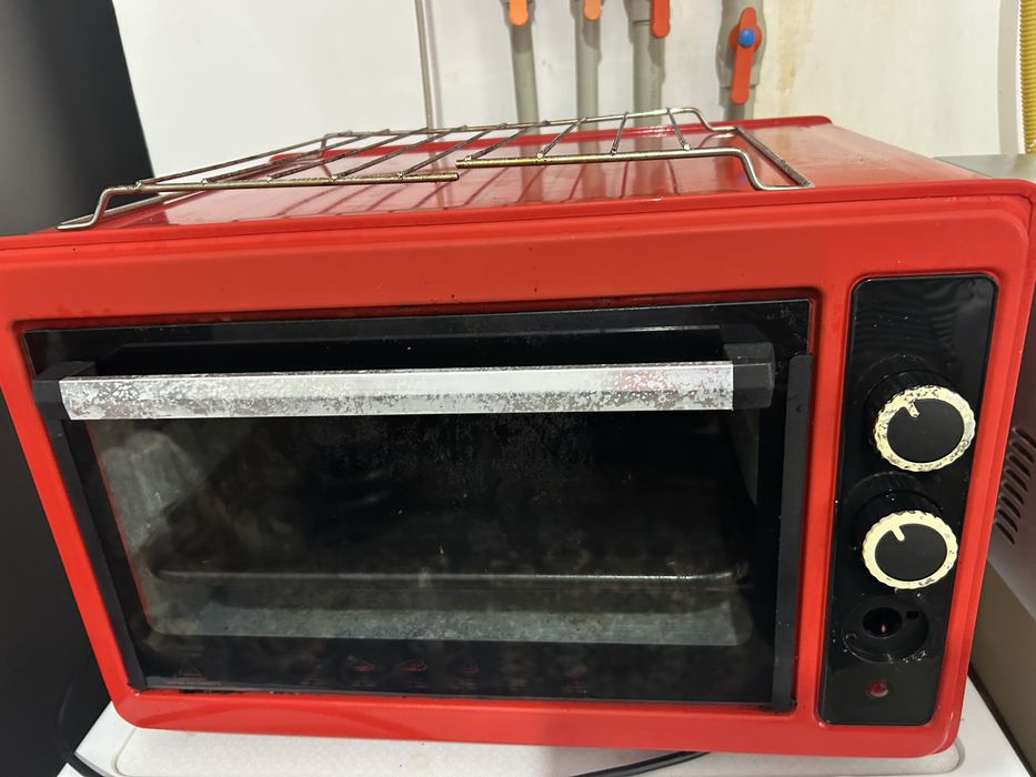 Духовка. Внутри противень одна