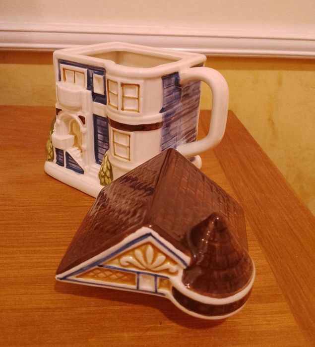 Два порцеланови чайника "Каляска" и "Къща"