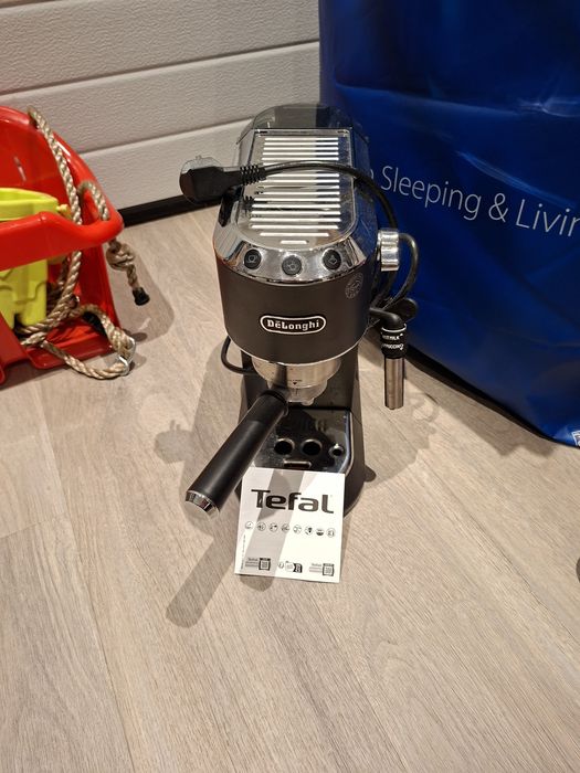 Delonghi  Dedica Style EC 685.BK 
Отлично състояние !
Отлично състояние !