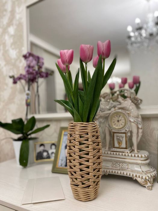 Плетёная ваза для цветов.