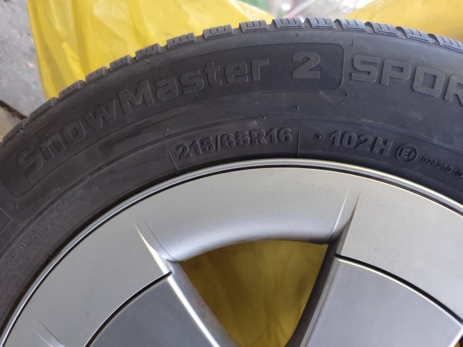 Джанти 5х114.3х16 с зимни гуми  Petlas 215/65/16Дот 23 за Тойота