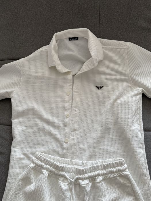 Бялo екипче prada