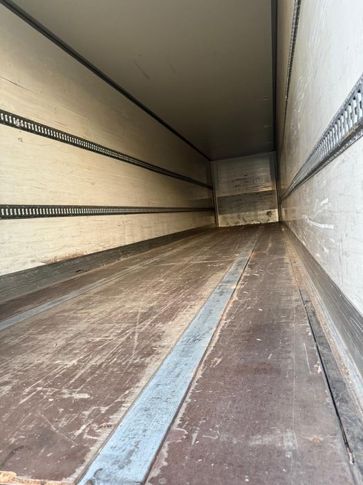 Semiremorca box inchis