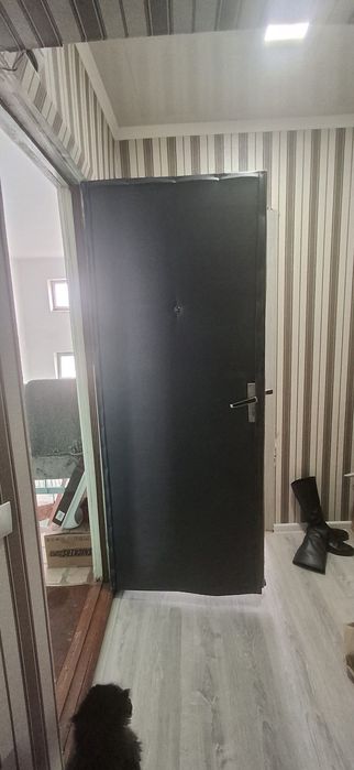 Входная дверь продается