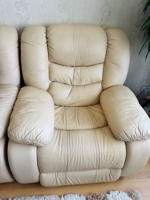 Кожаный диван и кресло