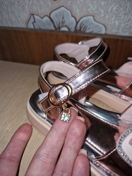 Новые босоножки  27 размер