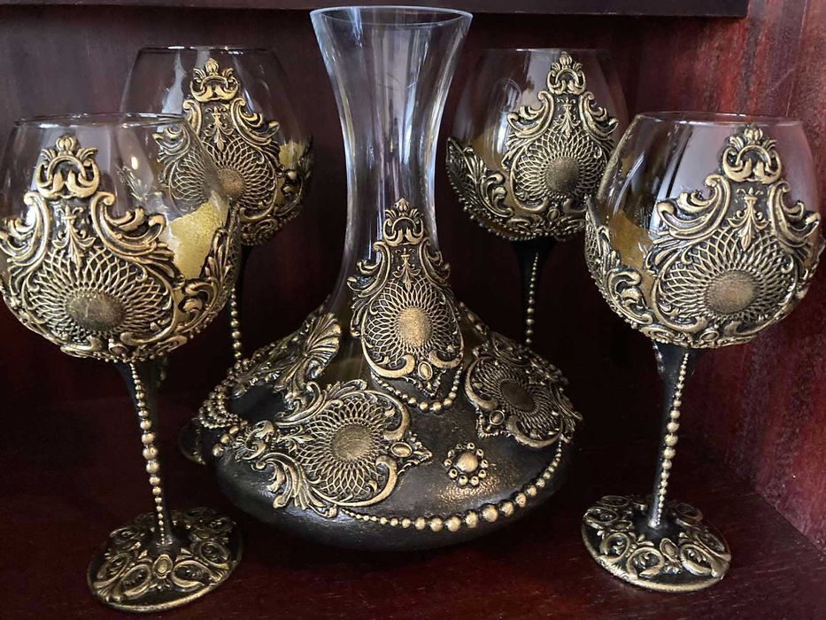 Ръчно декориран сет от 5 части - 4 чаши и декантер в злато