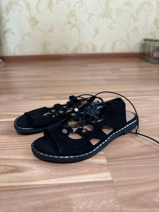 Продаются новые женские босоножки